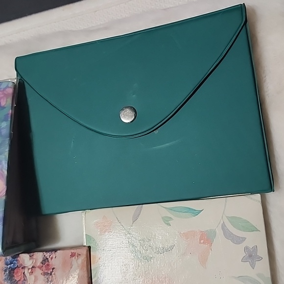 ASSORTMENT OF PHOTO ALBUMS AND 1 BUTTERFLY ADDRESS BOOK. - Picture 6 of 6